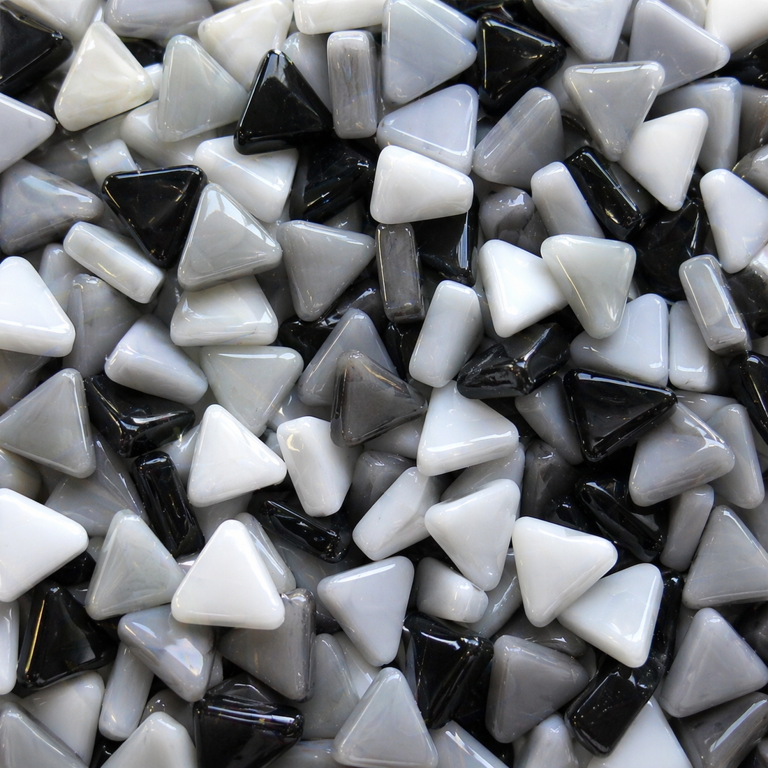 Mini mosaïque en verre triangle mélange gris