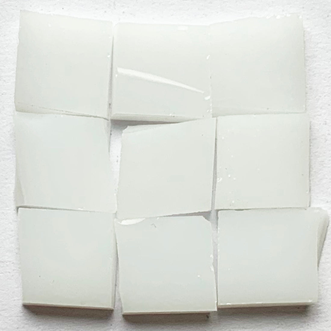 Pormenor de Tiffany Glacier Branco com nove pastilhas de vidro
