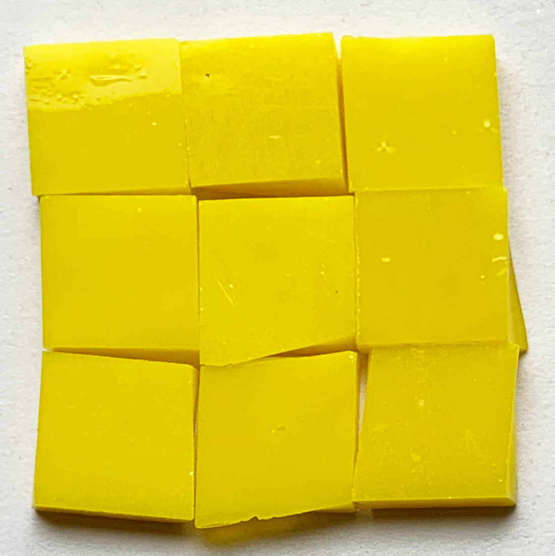 Detalle de Tiffany Glacier Amarillo sol con nueve teselas de vidrio