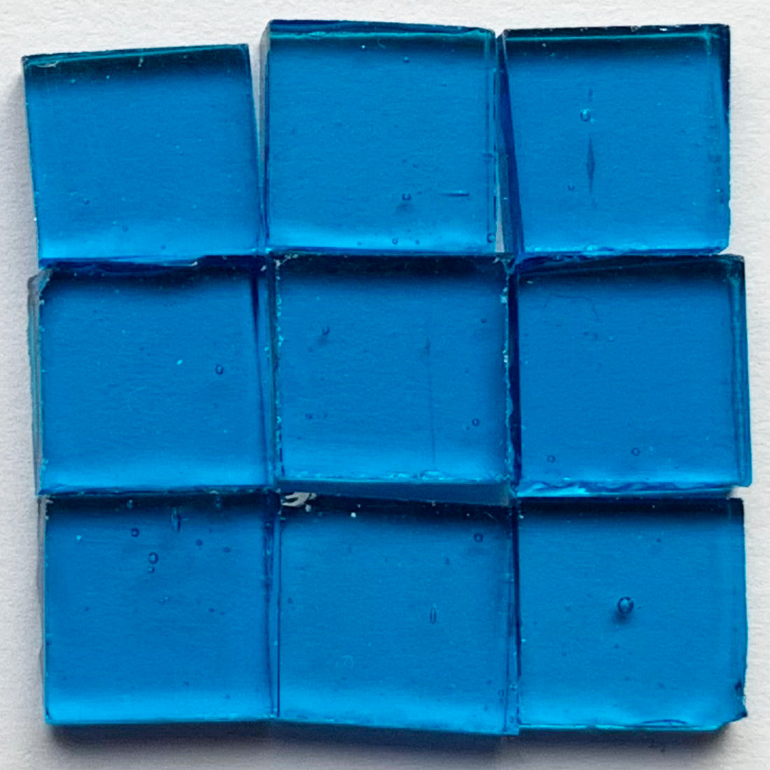 Pormenor de Tiffany Glacier Azul Capri com nove pastilhas de vidro