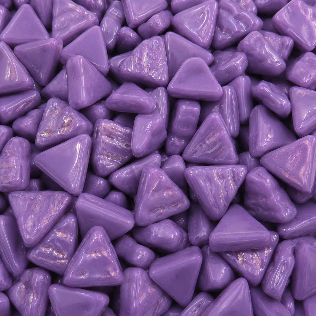Mini mosaico de vidrio triangular magenta