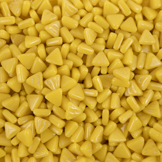 Mini mosaico de vidrio triangular amarillo opaco