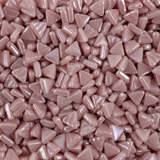 Mini mosaïque en verre triangle rose foncé irisé