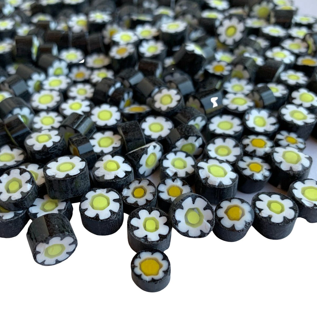 Verre Mosaique - glass mosaic -Glasmosaik-glasmozaïek-Millefiori Bloem Zwart/Wit/Geel 7/8 doorzichtig - mosaicshop