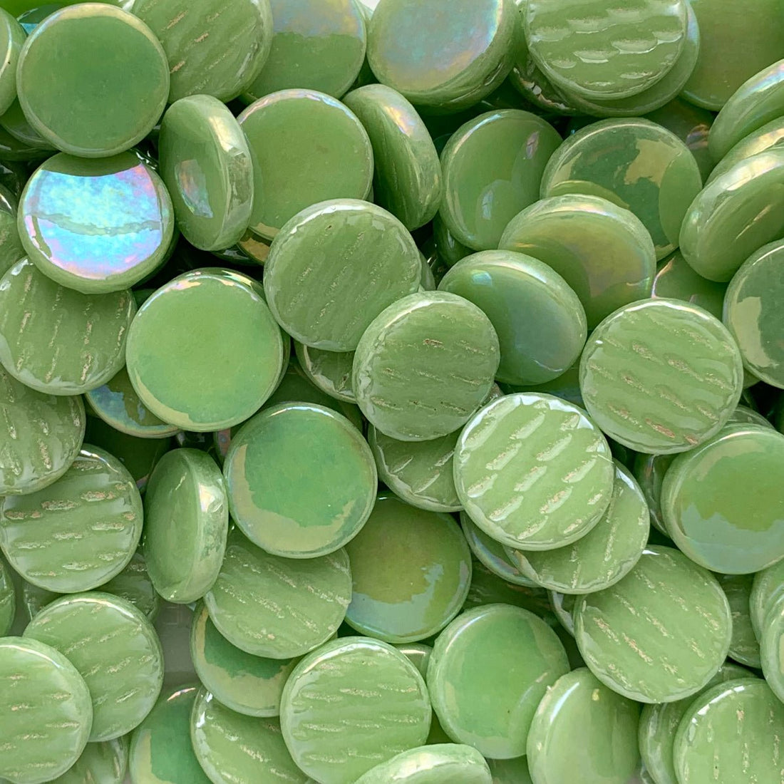 Verre Mosaique - glass mosaic -Glasmosaik-glasmozaïek-Ronde Glastegel Parelmoer 18mm Muntgoen - mosaicshop