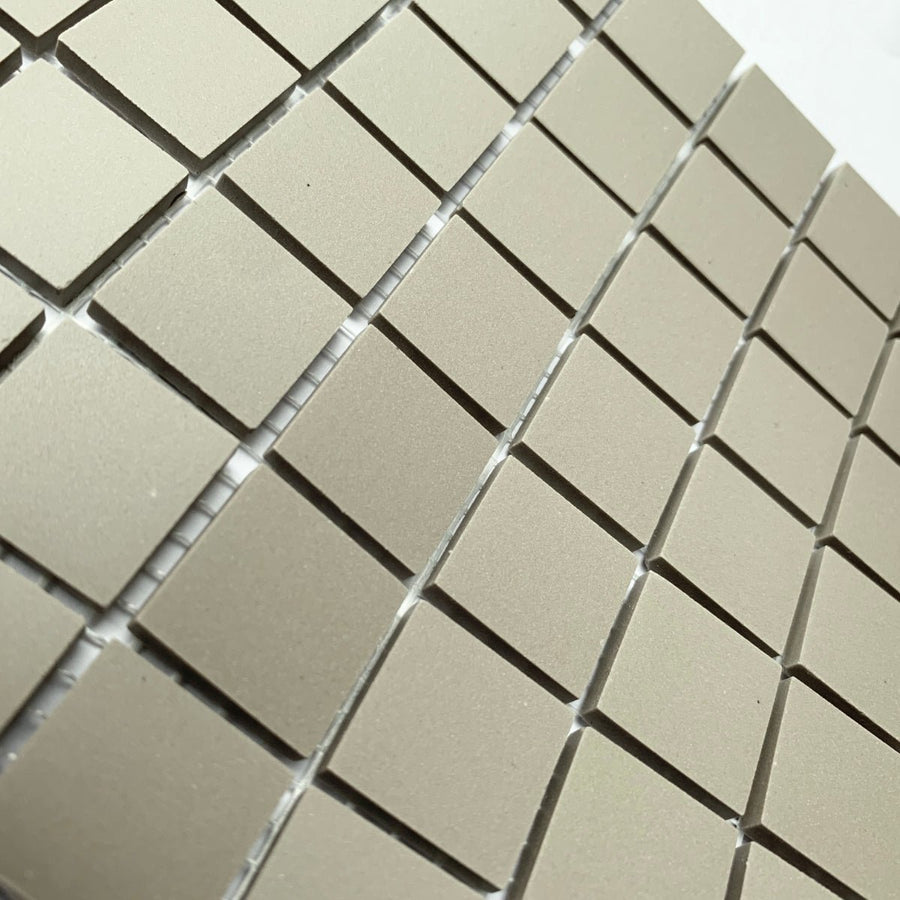 Winckelmans Gris Pale – pastilhas de mosaico mates de 20x20 mm sobre rede